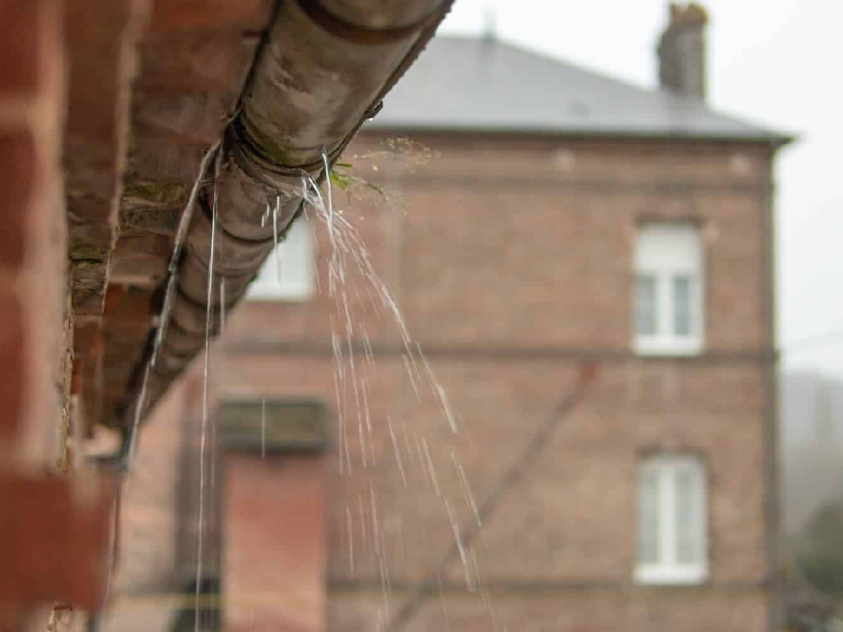Emergency Gutter Services London & Surrey Emergency gutter service in London and Surrey - Expert technicians providing urgent gutter repairs and emergency response
